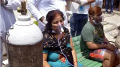 অক্সিজেনের তীব্র আকাল এই ভয়াবহ পরিস্থিতিকে আরও হৃদয়বিদারক করে তুলেছে - দেশের বহু হাসপাতালই অক্সিজেনের অভাবে ধুঁকছে।
