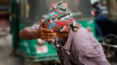 Un homme qui se lave le visage pour se rafraîchir