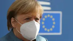 Bundeskanzlerin Angela Merkel mit Maske
