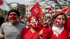 प्रतिनिधिसभा पुनर्स्थापना गर्ने निर्णयपछि नेकपाका कार्यकर्ता उत्सव मनाउँदै