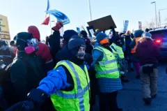 Policías tratan de controlar a una multitud furiosa en las calles de Minnesota.