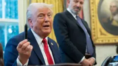 大統領令に署名するドナルド・トランプ米大統領