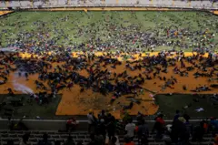 Abantu baryamye hasi mu bwoba mu kibuga cya stade ya Kasarani ubwo amasasu yariho avuga n’ibyuka biryana mu maso byarashwe igihe bari baje kureba umurambo wa Raila Odinga muri iyi stade ku wa kane 