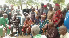 Ndị okenye obodo Amuri n'emume ahụ.