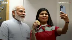 पीएम मोदी और महिला बॉक्सर