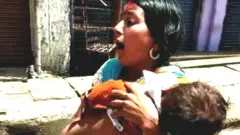 સંતાનનો મૃતદેહ લઈને દોડતાં માતા