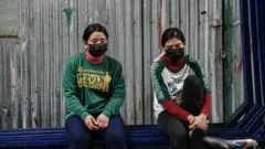คนงานก่อสร้างในแคมป์คนงานซอยวัดไผ่ตัน