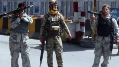 Inzego z'umutekano za Afghanistan ziri ku burinzi kuri bariyeri i Kabul muri Afghanistan, ku itariki ya 15/8/2021
