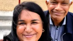 ලෙෂී සිය පියා රංජිත් චන්ද්‍රපාල සමඟ