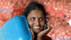 మొబైల్ ఫోన్‌లో మాట్లాడుతున్న భారతీయ మహిళ