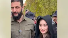 القائد العام للإدارة السورية الجديدة، أحمد الشرع يلتقط صورة مع امرأة سورية تدعى ليا خيرالله