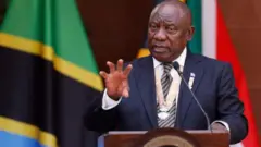 Ramaphosa avuga ko inzira yonyene yo kumukura ku butegetsi ari iy’amatora
