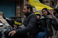 عائلات لبنانية بدأت العودة إلى منازلها التي نزحت منها في الضاحية الجنوبية لبيروت بعد بدء سريان وقف إطلاق الننار.