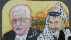 Shugabannin Falasɗinawa kenan marigayi Yasser Arafat (dama ) da Mahmoud Abbas