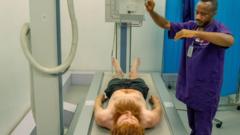 Cook haciiéndose unos exámenes médicos