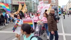 رژه افتخار با بنر «زن، زندگی، آزادی»