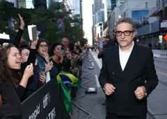 Kleber Mendonça Filho sendo recebido por brasileiros