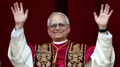 新任羅馬天主教教宗良十四世在梵蒂岡聖伯多祿廣場陽台向信眾揮手（8/5/2025）