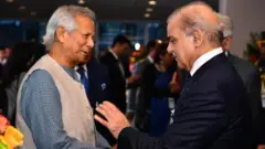 बांग्लादेश की अंतरिम सरकार के मुख्य सलाहकार मोहम्मद यूनुस और पाकिस्तान के प्रधानमंत्री शहबाज़ शरीफ़
