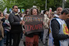 İzmir'de atamaları protesto eden bir kadın "Öğretmenime Dokunma" pankartı taşıyor.