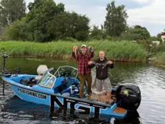 Toms sa prijateljem i uhvaćenim ribama