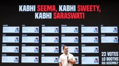 Homem em frente a telão com fotos de vários eleitores