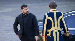 Владимир Зеленский стал появляться на публике в другой одежде