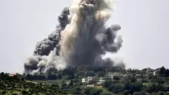 ستونی از دود پس از حمله اسرائیل به روستای علما الشعب در جنوب لبنان، آوریل ۲۰۲۴