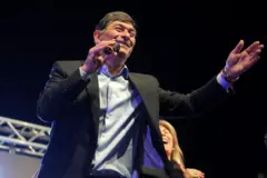 Franco Parisi reconhece sua derrota e comemora o terceiro lugar no primeiro turno das eleições presidenciais chilenas de 2025