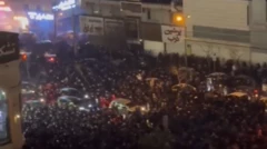 Imagem de baixa qualidade mostra multidão na rua à noite, em foto tirada de cima