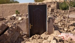 Wannan ƙofar ce kaɗai ta rage a wani gini da ya ruguje a girgizar ƙasar da ta afku a ranar Asabar