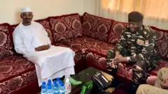 Perezida wa Tchad (ibumoso) Mahamat Idriss Déby Itno hamwe n'umukuru w'agatsiko ka gisirikare muri Niger Jenerali Abdourahmane Tchiani