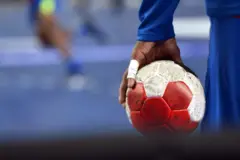Umukunyi wa handball afise umupira