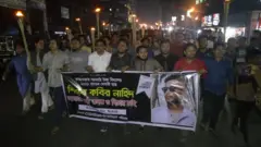 কক্সবাজারে বিমান বাহিনীর সাথে সংঘর্ষে তরুণের মৃত্যুর পর নিহতের সহপাঠীদের বিক্ষোভ