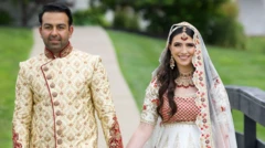 ሳሚን ሳፊን ናይ መርዓኦም ክዳን ተኸዲኖም ኢድ ንኢድ ተተሓሒዞም ናብ ካሜራ ይጥምቱ። ሳሚ ባህላዊ ጻዕዳን ቀይሕን ናይ መርዓ ኣፍጋኒስታናዊ ክዳን ተኸዲና ኣብ ርእሳ ስካፍ ኣሲራ ክትከይድ ከላ፡ ሳፊ ድማ ሸርዋኒ ዝበሃል ወርቃዊ ባህላዊ ክዳን መርዓዊ ተኸዲና ኣላ።