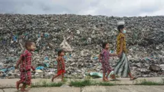 ရန်ကုန်က ကျူးကျော်နေထိုင်သူတွေဟာ ကိုဗစ်ဒုတိယ အကျော့မှာ အလှူရှင်တွေကို အားထားနေထိုင်ရပါတယ်။