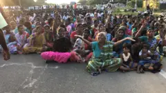 மீனவர்கள் சாலை மறியல்