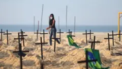 ኣብ መቓብራት ደው ዝበለት መንእሰይ
