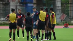 कोच के साथ भारतीय महिला फुटबॉल टीम