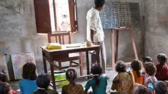 ক্লাসে পড়ানোর ছবি