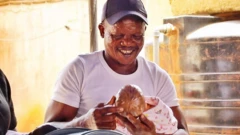 Un papa apprend à donner un bain à son bébé.