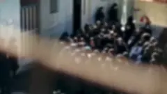 تصویری از دختران دانش‌آموزی که ترانه «برای» اثر شروین حاجی پور را به شکل دسته‌جمعی می‌خوانند