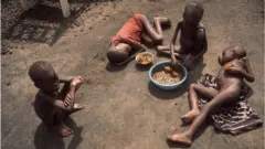 Ni ọdun 1968, aworan awọn ọmọde ti ebi n pa, ti awọ wọn si ri rada-rada gba ori awọn amohunmaworan nilẹ alawọ funfun.