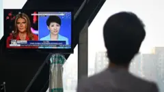 телевизор көрүп жаткан киши