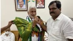 వైసీపీ నేత విజయసాయిరెడ్డికి మిఠాయి తినిపిస్తున్న విశాఖపట్నం 21వ వార్డు విజేత వంశీ కృష్ణ యాదవ్