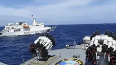 Video capture KRI Tjiptadi-381 yang beroperasi di bawah kendali Gugus Tempur Laut (Guspurla) Koarmada I menghalau kapal Coast Guard China saat melakukan patroli di Laut Natuna Utara, Kepulauan Riau, Senin (30/12/2019).