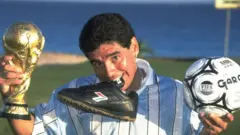 27 Dec 1994 ebe Diego Maradona nke Argentina ji Iko Mbaụwa, akpụkpọụkwụ ya na bọọlụ na Kankun, Mekzico