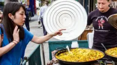 স্পেনের বিখ্যাত খাবার পায়েইয়া বিক্রি হচ্ছে পূর্ব-দক্ষিণ লন্ডনের সাদার্ক এলাকায়।