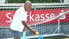 ලංකාවේ ක්‍රිකට් ටීම් එක ගැන කියවෙන කොට ඒක මගේ කණ්ඩායම වගේ මට දැනෙන්නේ.