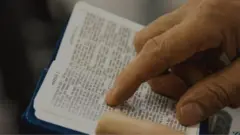 No fim do século 19, três caixeiros-viajantes americanos resolveram difundir palavra de Deus por meio da distribuição gratuita de cópias da Bíblia.